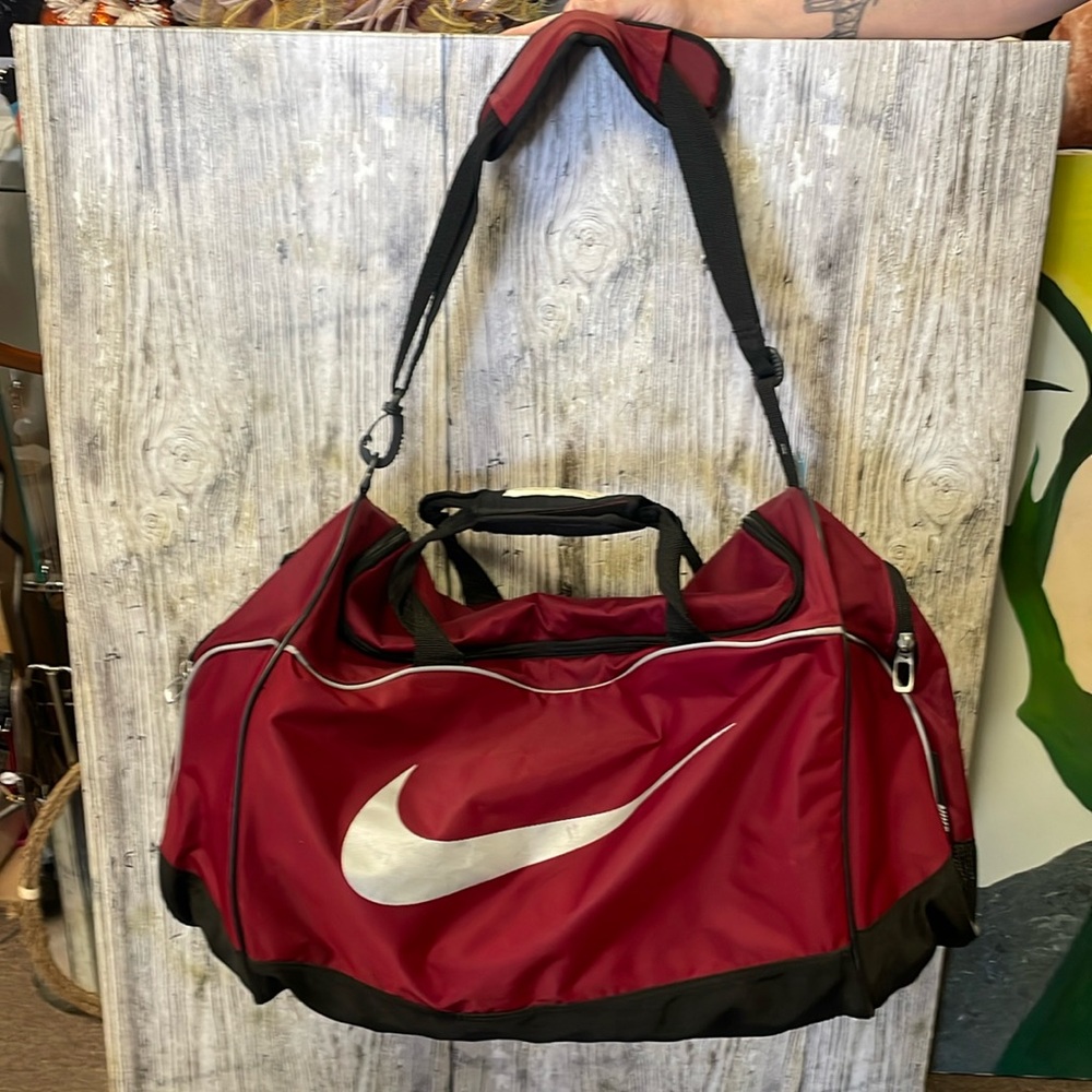 Nike Duffle Bag 1 zipper tab broke but still works fine